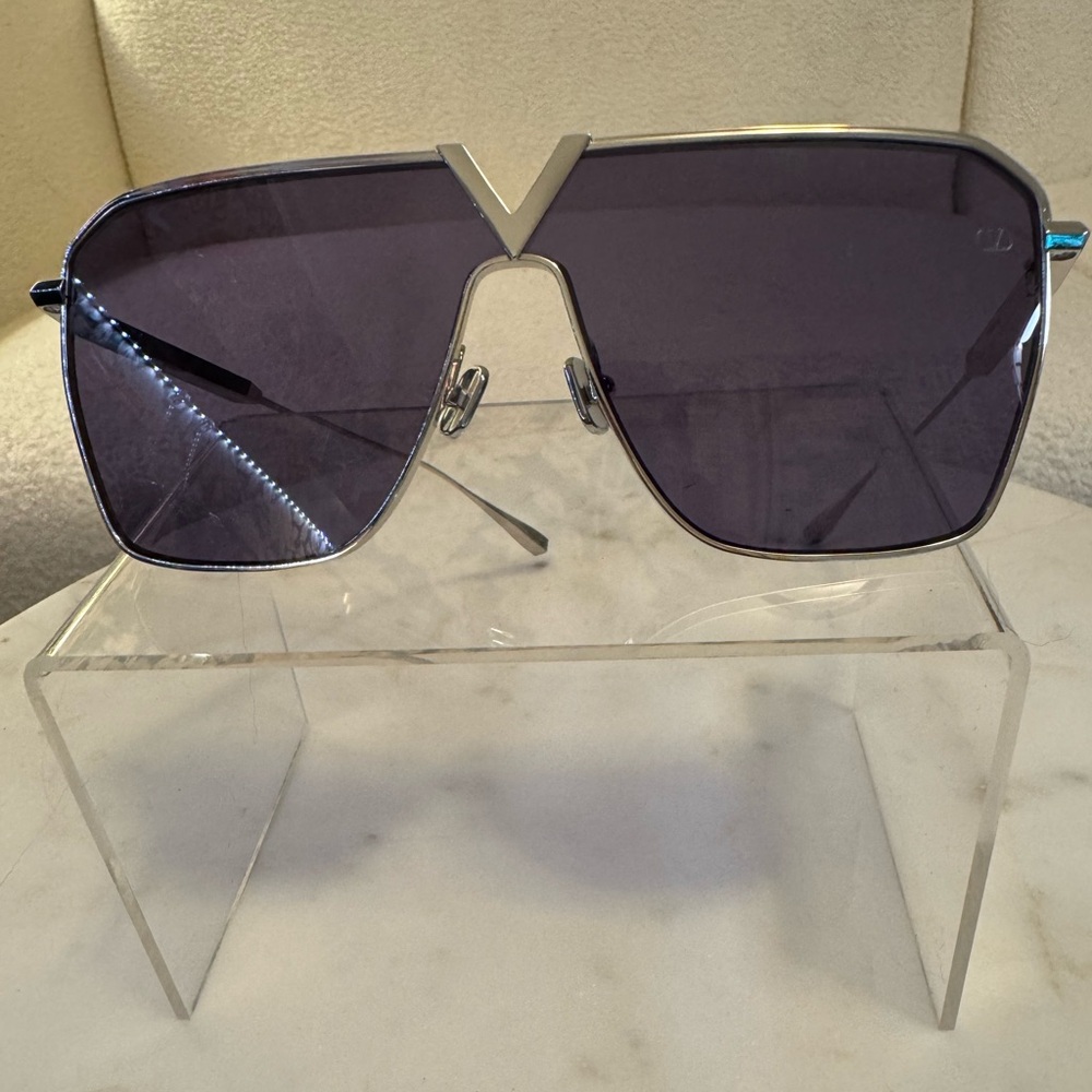 ❣️Buyer Appreciation❣️READ👇 Valentino Sunglasses w/ Crossbody Bag MSRP $799 - Picture 11 of 16